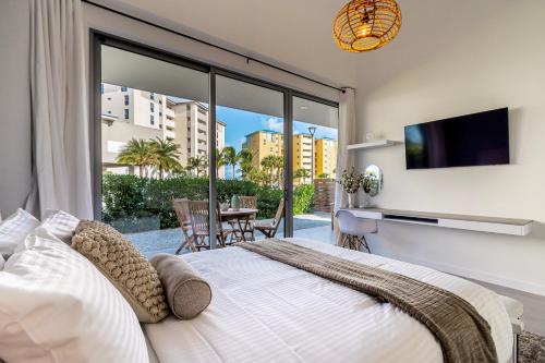  Villa5 - Peace of Heaven Villa in Aruba -  Room  picture :   Tea/Coffee maker    TV    Air conditioning                           