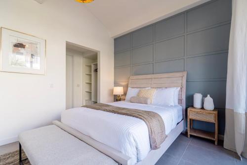  Villa5 - Peace of Heaven Villa in Aruba -  Room  picture :   Tea/Coffee maker    TV    Air conditioning                           