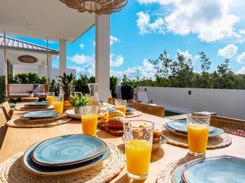  Villa5 - Peace of Heaven Villa in Aruba -  Room  picture :   Tea/Coffee maker    TV    Air conditioning                           