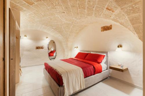 - une chambre avec un lit et un plafond en pierre dans l'établissement [Exclusive - Suite] SPA con Idromassaggio Jacuzzi, à Fasano