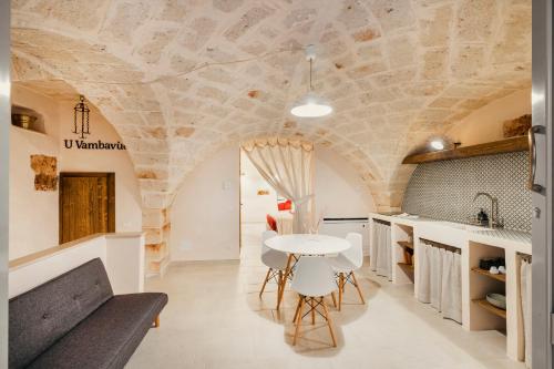 cocina y sala de estar con techo de piedra en [Exclusive - Suite] SPA con Idromassaggio Jacuzzi, en Fasano