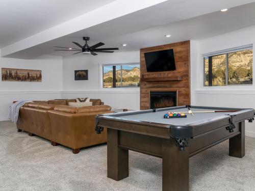 sala de estar con mesa de billar y sofá en Copper Rock Ridge- Luxury, Pool Table, Hot Tub between Zion and Bryce, en Orderville