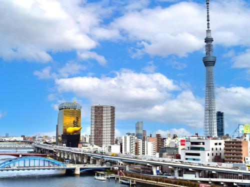 vista su una città con un ponte e una torre di APA Hotel Asakusa Kuramae Kita a Tokyo