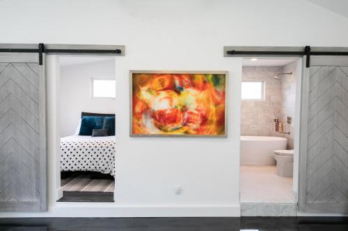 Fotografie z fotogalerie ubytování Westside Paso Wine Trail Guest House with firepit, BBQ on lavender farm v destinaci Templeton