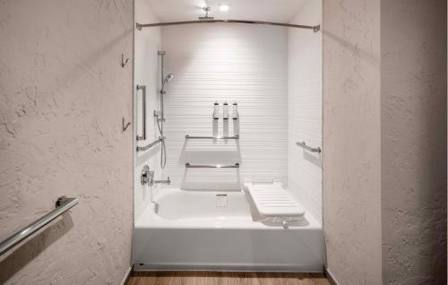 La salle de bains est pourvue de toilettes blanches et d'un lavabo. dans l'établissement AC Hotel by Marriott Frisco Colorado, à Frisco