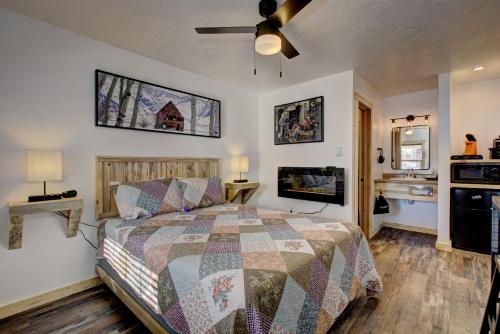 a bedroom with a bed and a ceiling fan at Alpine Lodge Hotel in Cascade