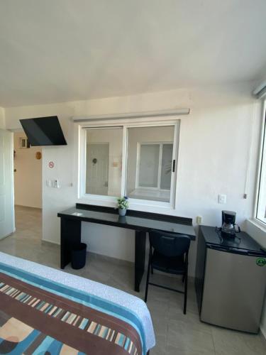 Кровать или кровати в номере Puerto Morelos Hotel Las Palmas - Near the beach