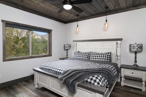 a bedroom with a bed and a window at Overlook Cabin. Romantic Views Fire Pit/Hot Tub & Zion Adventure in Orderville