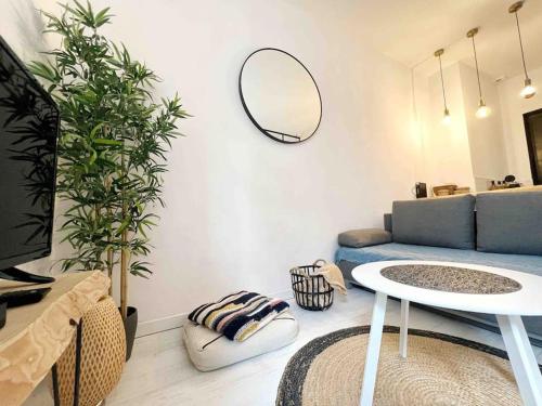 un salon avec un canapé bleu et une table dans l'établissement Le Pommeraye, à Nantes