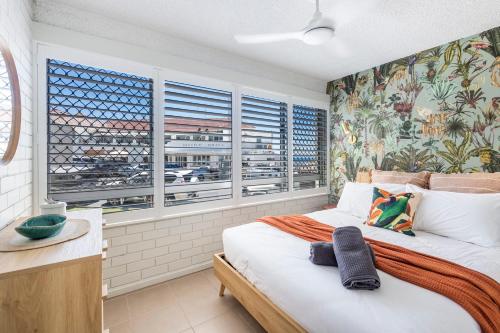 een slaapkamer met een groot bed en een raam bij The Springs - oceanstays in Yamba