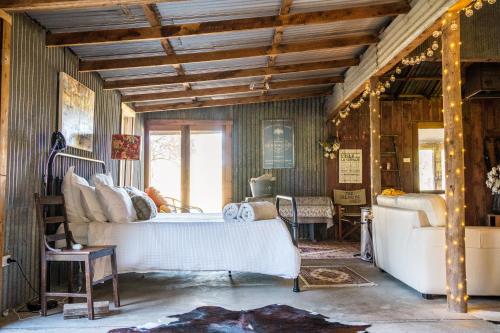 考拉The Shearing Shed - Boutique Farm Stay的带沙发和桌子的客厅