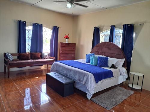 1 dormitorio con 1 cama, 1 silla y cortinas azules en Southaven Oasis 
