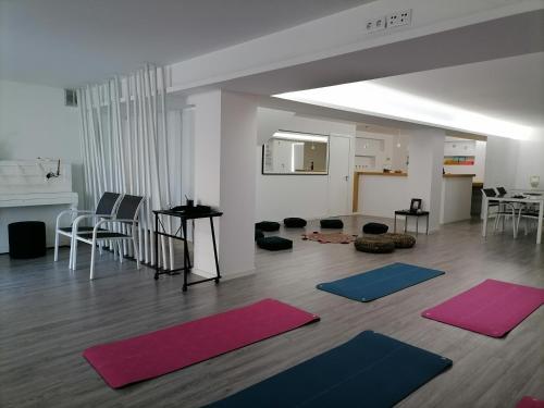 sala de estar con esterillas de yoga en el suelo en Colina Guesthouse - Braga en Braga
