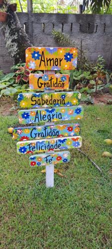 a street sign in the middle of the grass at Casa Recanto das Mangueiras Japaratinga - Alagoas in Japaratinga