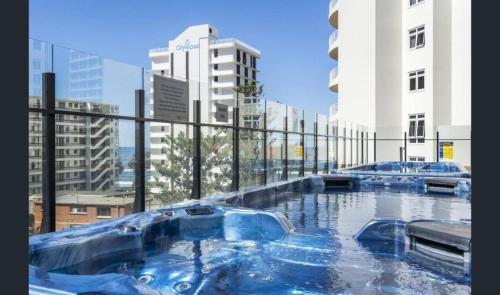 une grande piscine dans une ville avec de grands bâtiments dans l'établissement Deluxe Twin Studio in Surfers Paradise, à Gold Coast