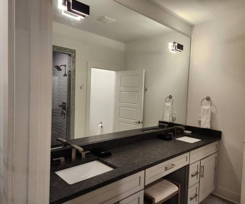 a bathroom with two sinks and a large mirror at Nashville Vibe/3 Miles 2BroadWay/11 bds in Nashville