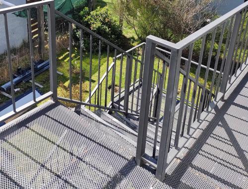 barandilla de metal en un balcón con escalera en mini estudio en Villa La Angostura