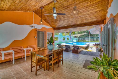 a dining room with a table and a pool at Villas Verdes in Sámara