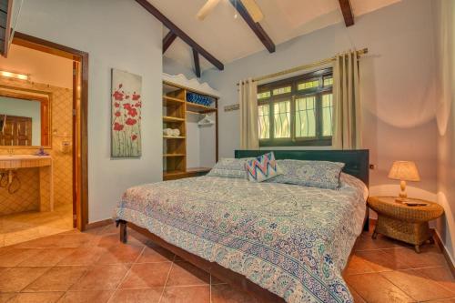 a bedroom with a bed and a window at Villas Verdes in Sámara