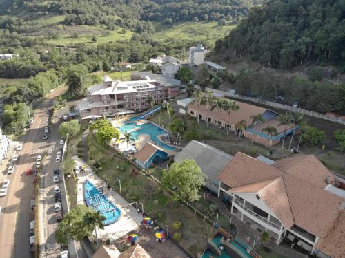una vista aérea de un complejo con piscina en Hotel Balneário, en Marcelino Ramos
