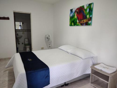 ein Schlafzimmer mit einem Bett und einem Bild an der Wand in der Unterkunft HOTEL POSADA CAMPESTRE SAN JUAN in Monterrey