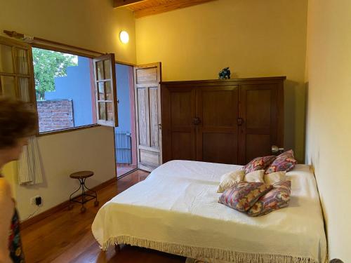 1 dormitorio con cama y ventana grande en Departamentos enteros en Palermo Hollywood en Buenos Aires