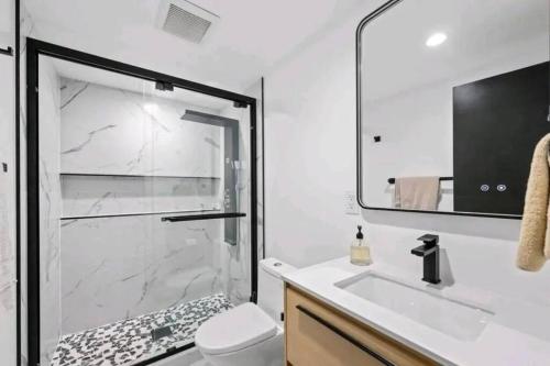 een badkamer met een douche, een toilet en een wastafel bij Updated Mountain Cabin Retreat with 180 views off Deck and Balcony in Running Springs