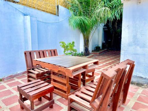 un tavolo in legno e 2 sedie su un patio di La Casa de Tía Ana a Ríohacha