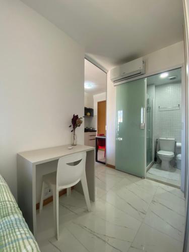 1 dormitorio con escritorio y baño con aseo en AlahMar - Conforto na Praia, en Salvador
