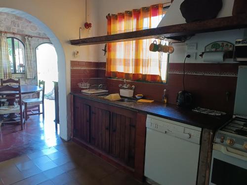 - une cuisine avec un évier et un comptoir dans l'établissement Casa Soleares, à Villa Las Rosas