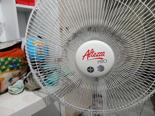 un ventilatore bianco con un logo di Akoya Pro di Casa alta a Bosconia