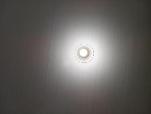 una lámpara en el techo de una habitación en Casa alta, en Bosconia