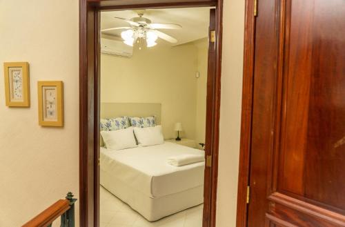 Letto o letti in una camera di Magnifica Villa Palmeras luxurious 4 Br 6 Bds 4 Ba private pool lagoon front super fast Wifi