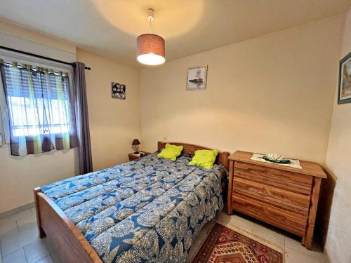 um quarto com uma cama com almofadas amarelas em Appartement Marseillan-Plage, 2 pièces, 4 personnes - FR-1-387-109 em Marseillan