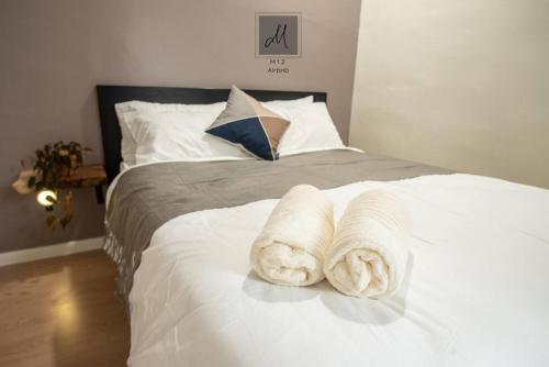 ein Schlafzimmer mit einem Bett mit Handtüchern darauf in der Unterkunft M12 Homestay, Butterworth in Butterworth