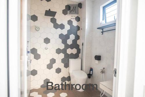 y baño con aseo blanco y ducha. en M12 Homestay, Butterworth, en Butterworth