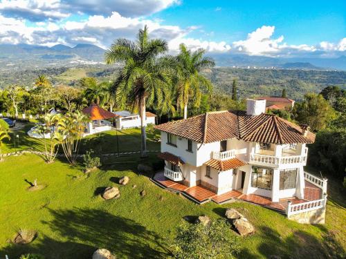 an aerial view of a house with palm trees at Estudia y trabaja sin límites en Hacienda Loretto con Starlink!! in Silvania