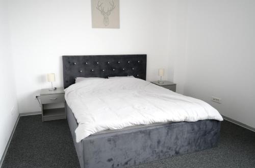 Ένα ή περισσότερα κρεβάτια σε δωμάτιο στο Luana Airport Apartments #9