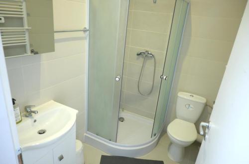 Ένα μπάνιο στο Luana Airport Apartments #9