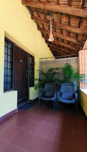 Zona de estar de Mugilu for families and couples only