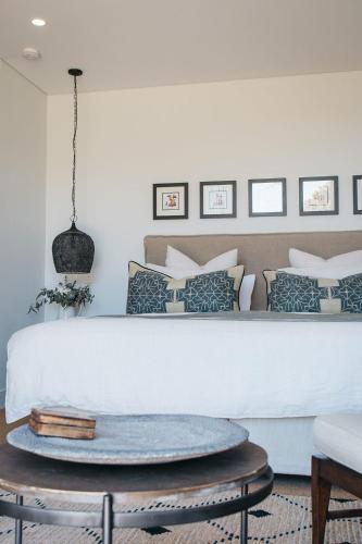 a living room with a bed and a coffee table at Majuba Country Lodge in Kalgan