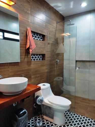 Un baño con inodoro y ducha de cristal. en Rincon de Liz, en Mazatlán