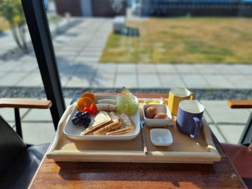 a tray with a plate of food on a table at Gyeongju Hwarangroo in Gyeongju