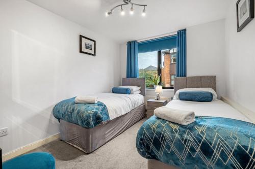 1 dormitorio con 2 camas y ventana en Great North Getaways - Newcastle upon Tyne, en Jesmond