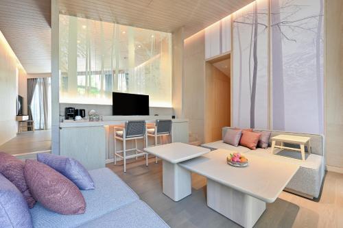 Hotel MYS Khao Yaiにあるテレビまたはエンターテインメントセンター