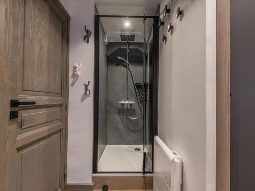 une salle de bain avec une douche avec des toilettes et un lavabo dans l'établissement Superbe appartement à Méribel avec garage privatif et balcon - FR-1-613-12, à Méribel