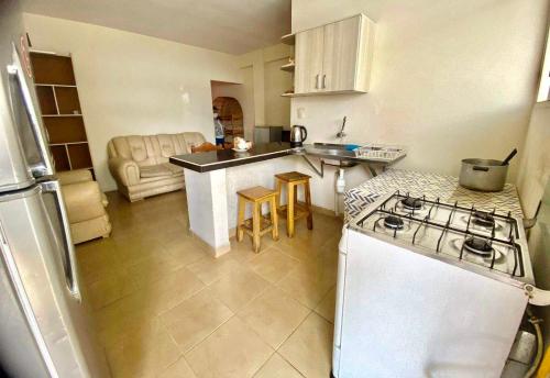 a kitchen with a stove and a counter top at Vila Festiva Cochabamba céntrica in Cochabamba