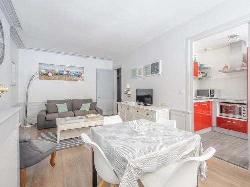 un salon avec une table et un canapé dans l'établissement Appartement T2 lumineux à deux pas du Vieux Port, La Rochelle – tout confort, Wi-Fi, proche commerces - FR-1-535-39, à La Rochelle