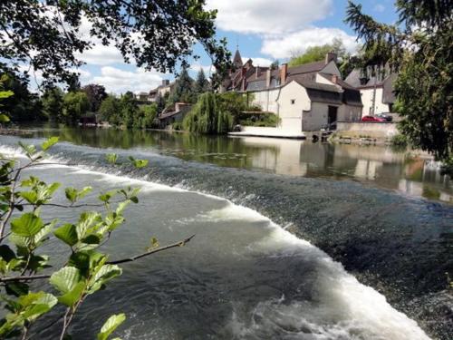 Fotografia z galérie ubytovania Gîte au bord de l'Yèvre avec piscine privative, design contemporain et parc arboré - FR-1-586-35 v destinácii Vierzon