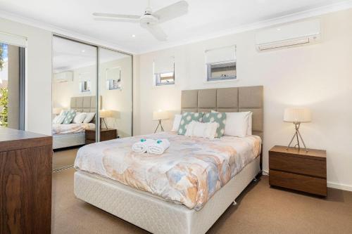 een slaapkamer met een bed met twee handdoeken erop bij Tides at 65 Cape View Resort in Broadwater